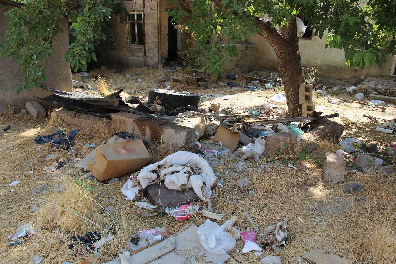 Yıkılmayan ağır hasarlı binalar ahlaksızlık, alkol ve uyuşturucu yuvasına döndü